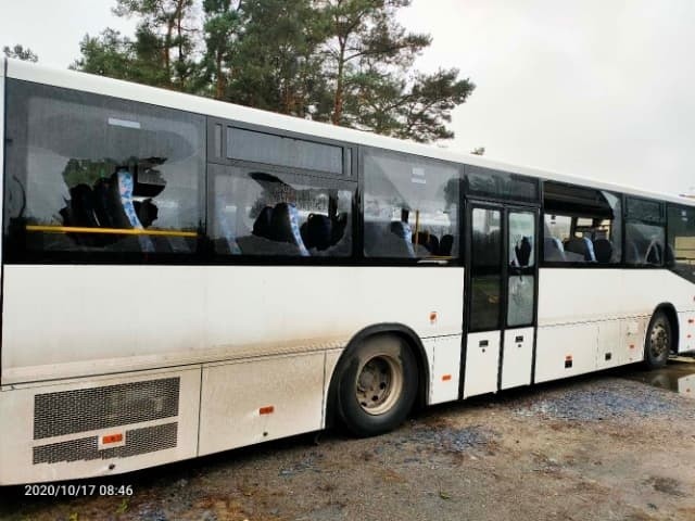 Nieznani sprawcy wybili wszystkie szyby boczne w szkolnym autobusie. Trwają poszukiwania winnych.