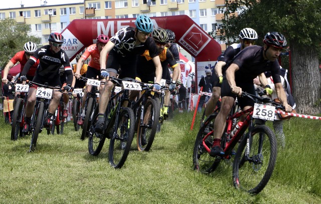 Przy dobrej pogodzie zawodnicy Ligi MTB XC pokonywali trudną trasę dla rowerów górskich przygotowaną na Skarpie Strzemięcińskiej w Grudziądzu.