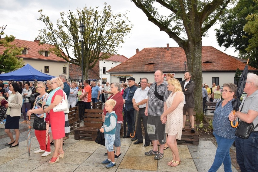 Seniorzy na koncercie Waweli. Krzeszowickie integracje z tańcami przed sceną [ZDJĘCIA]