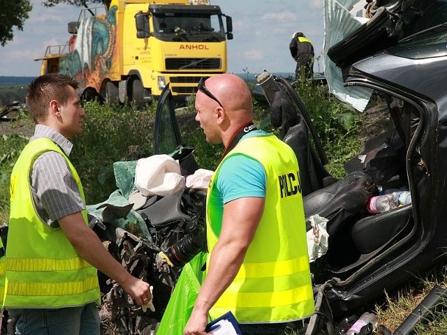 W tym renaulcie zginął kierowca, pasażer doznał ciężkich obrażeń. Okoliczności wypadku starają się ustalić międzyrzeccy policjanci pod nadzorem prokuratury rejonowej.