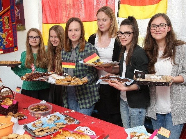 (Od lewej) Zuzanna, Maria, Milena, Zuzanna, Natalia i Milena częstowały uczniów i nauczycieli pysznymi potrawami.