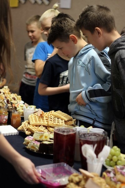 Wielki Kiermasz Mikołajkowy w Szkole Podstawowej nr 5 w Ostrołęce (zdjęcia)