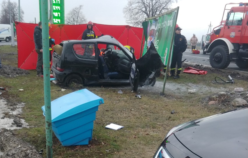 Policjanci i strażacy pracują na drodze krajowej nr 94 w...