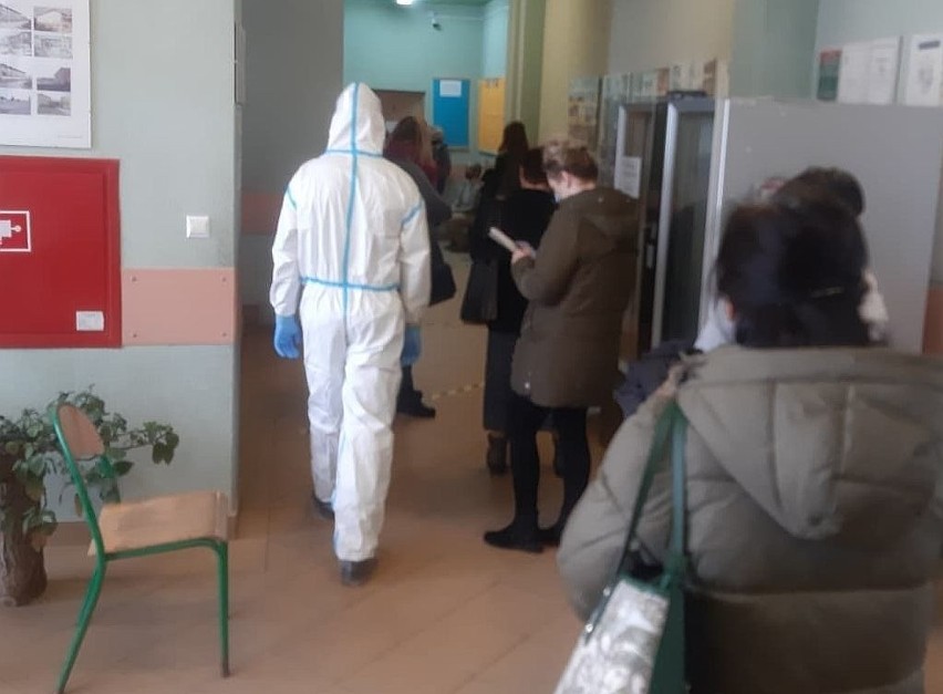 Nauczyciele z powiatu opatowskiego testowali się na koronawirusa (ZDJĘCIA)