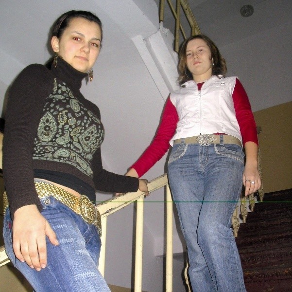 Diana Skowysz (z lewej) i Ania Drepczyk uczą się w I klasie LO w Różanymstoku. Od września będą chodziły do dąbrowskiego Zespołu Szkół. - Z jednej strony się cieszymy, ale z drugiej starej szkoły żal - mówią licealistki.
