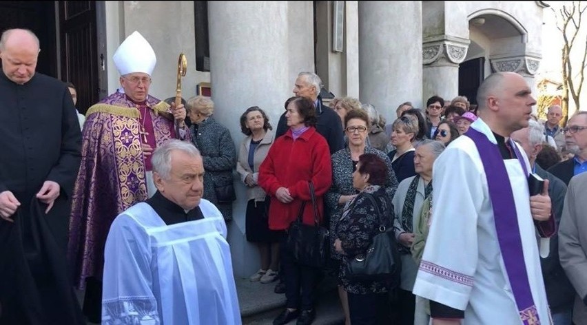 Te odbyły się w piątek. Prałata żegnały tłumy wiernych....