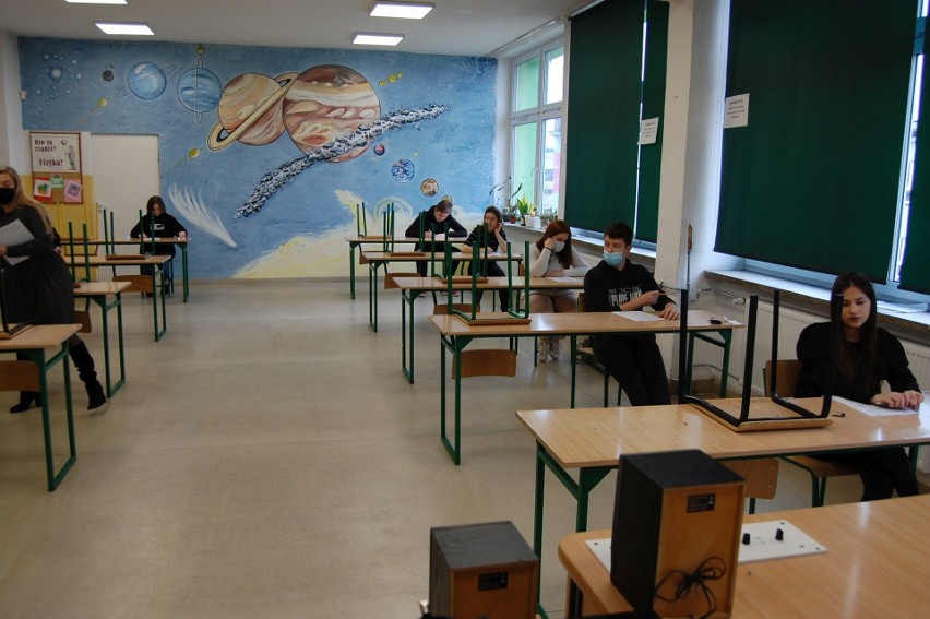 Ósmoklasiści z powiatu koneckiego rozpoczęli próbny egzamin ósmoklasisty 2021. Język polski na początek [ZDJĘCIA]