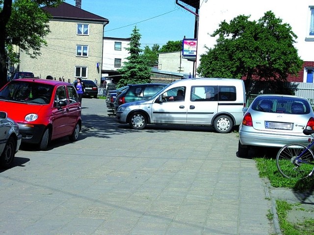 Niemal codziennie tak właśnie kierowcy zastawiają chodnik przy ul. Białostockiej