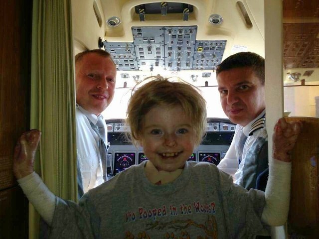 Zuzia Macheta na pokładzie samolotu medycznego w drodze do USA.