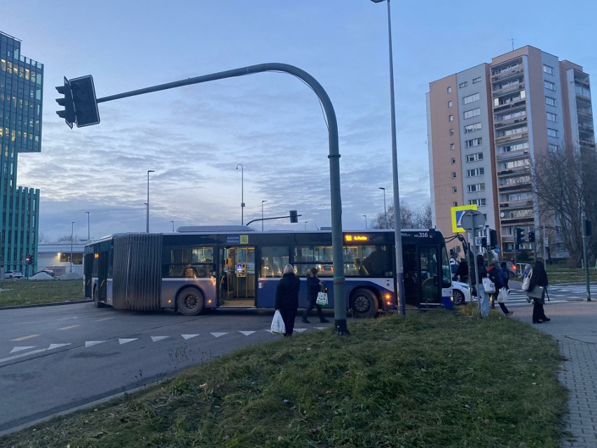 Kraków. Autobus na rondzie Młyńskim pomylił drogę. Gigantyczne korki w rejonie i całym mieście