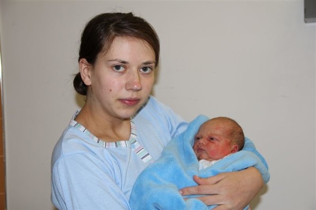 Paweł Golan, syn Magdy i Mariusza z Myszyńca. Urodził się 20 listopada. Ważył 3530g, mierzył 53cm. Na zdjęciu z mamą.