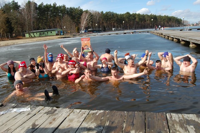 Grupa Morsujący Firlej wraz z miłośnikami zimnych kąpieli z Siedlec wzięła udział w akcji charytatywnej dla Antosi Bober z Radzynia Podlaskiego