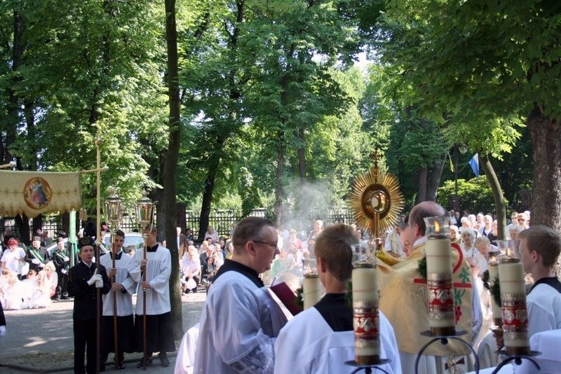 Boże Ciało 2014 w Zabrzu: procesja z kościoła św.Anny w...