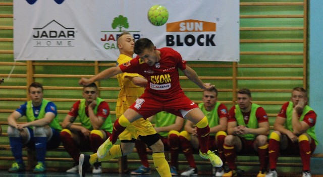 Paweł Markowicz (na pierwszym planie) strzelił gola dla GKS Ekom Futsal Nowiny, w sobotnim meczu z Gwiazdą Ruda Śląska.