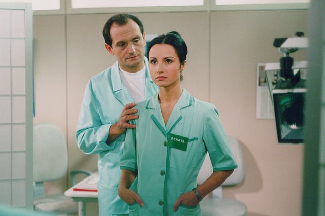 W 1997 r. Joanna Brodzik pojawiła się w serialu "Klan". Zagrała tam pielęgniarkę Renatę Grajewską, która wdała się w romans z doktorem Marczyńskim, współwłaścicielem El-Medu.(fot. AplusC)