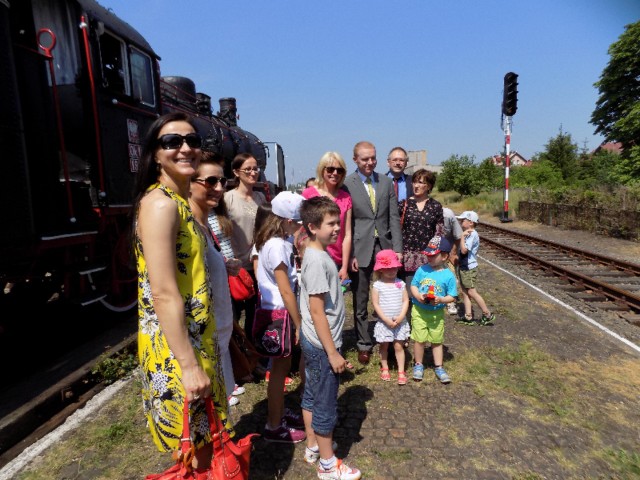 Pociągiem przyjechała burmistrz Żar Danuta Madej. Powitał ją burmistrz Daniel Marchewka.