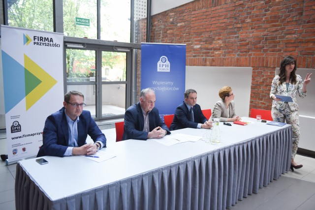 Na zdjęciu od lewej:  Marcin Klejnowski, Henryk Dulanowski, Karol Polasik, Marta Olszewska i rzecznika Izby Przemysłowo-Handlowej w Toruniu Katarzyna Toczko