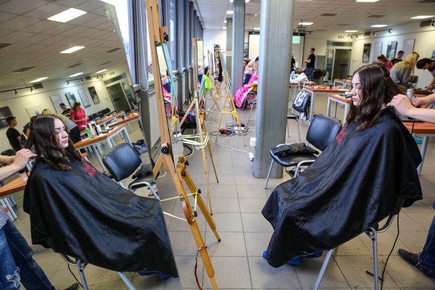 Na Politechnice Krakowskiej ścinają włosy dla chorych dzieci [ZDJĘCIA]