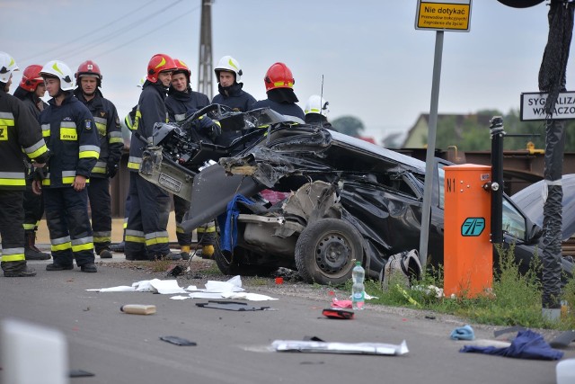 Do groźnego wypadku doszło w poniedziałek 16 lipca około godziny 7 rano w miejscowości Mikanowo (gmina Lubanie). Kierujący samochodem osobowym marki opel prawdopodobnie nie zatrzymał się przed znakiem "stop" i wjechał na przejazd kolejowy, gdy dojeżdżał do niego pociąg towarowy. Samochód został uderzony jak już zjeżdżał z przejazdu. Na miejscu zdarzenia jako pierwsi byli strażacy ochotnicy z Lubania, którzy opanowali sytuację i udzielili pierwszej pomocy mężczyźnie, kierującemu oplem. Na szczęście nic poważnego mu się nie stało. W momencie wypadku sygnalizacja na przejeździe kolejowym była wyłączona (znaki o tym informują). Pociąg towarowy jechał w kierunku Torunia. Ruch kolejowy na czas pracy służb został wstrzymany. 