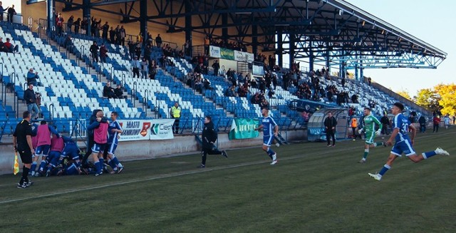 Piłkarze Unii Janikowo pokonali rezerwy Pogoni Szczecin 2:1. Aby zobaczyć zdjęcia kibiców oraz z meczu przesuń gestem lub strzałką w prawą stronę>>>