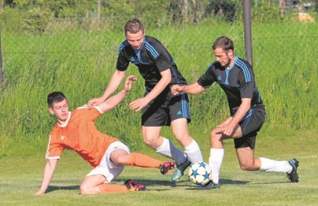 Piłkarze Arkadii próbują odebrać piłkę Wojciechowi Janiszowi