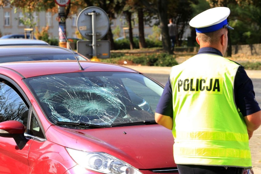 Do zdarzenia z udziałem samochodu i dwóch pieszych doszło w...