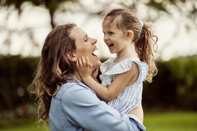 Marielle Tourel, ekonomistka, Senior Manager w jednej z wiodących globalnych firm doradztwa strategicznego. Od 3 lat prowadzi na Instagramie profil @Rozwojowa_Mama. Jest autorką książki „Twoje dziecko – mądre, zdolne, szczęśliwe”, serii e-booków i rodzinnych gier wspierających rozwój dziecka. „Rozwojowa Mama” została nagrodzona tytułem „Dziecięcej Marki Roku 2023”.