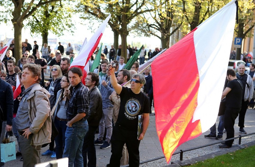 "Szczecin wolny od islamu". Protest przeciw imigrantom [wideo]