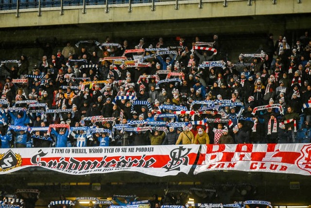 Lech Poznań wygrywa i nie traci goli. Przy Bułgarskiej Kolejorz pewnie pokonał ŁKS Łódź 2:0. Na trybunach podczas meczu przyjaźni zasiadło niemal 10 tysięcy widzów. Zobaczcie zdjęcia!