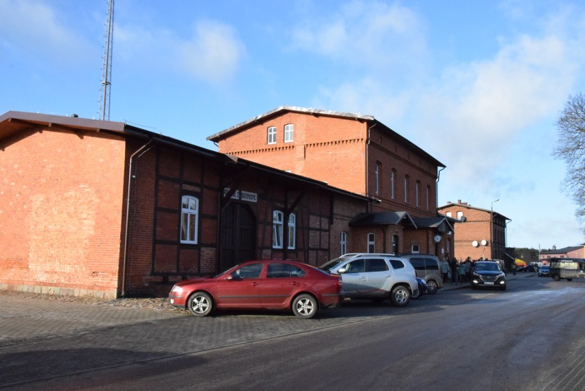 Dworzec kolejowy w Korzybiu w nowej odsłonie. Teraz jest tam biblioteka, a nawet pokoje gościnne [zdjęcia]
