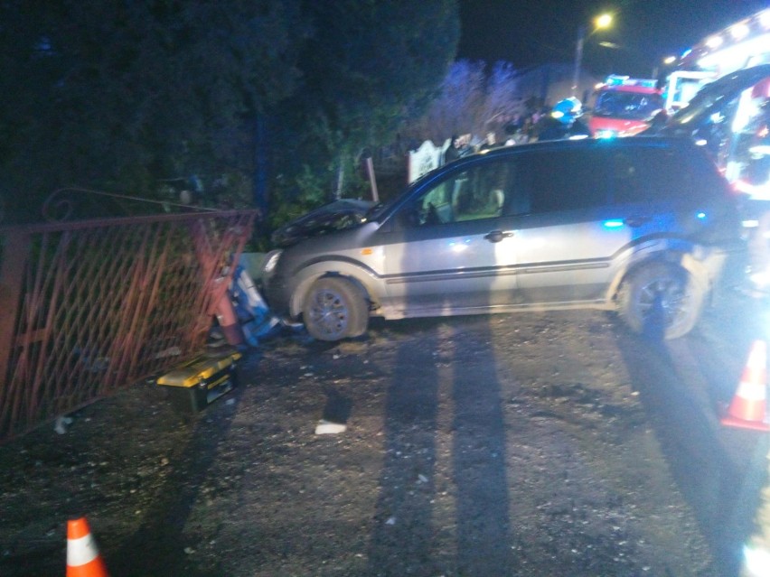 W Napękowie w powiecie kieleckim samochód uderzył w ogrodzenie. Kierująca z dwoma promilami