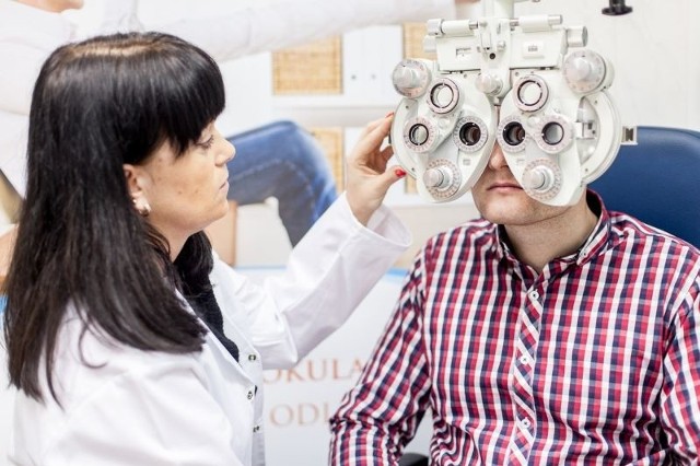 Pacjent w trakcie badania ostrości wzroku.