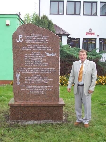 - Ten pomnik upamiętniający zrzut z 1944 roku zostanie poświęcony w najbliższą niedzielę w naszej gminie - mówi Eu-zebiusz Strzelczyk, wójt Grabowa nad Pilicą.