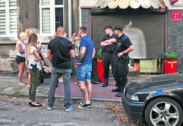 Do napadu doszło w środę przed 17. W tle widać (za policjantami) sklep, w którym częściowo zamknięto rolety 