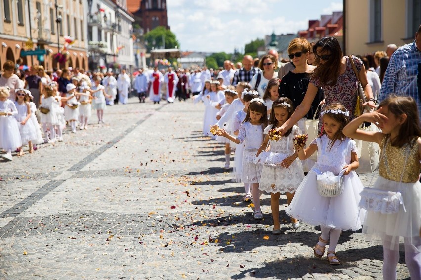 Białystok. Uroczystości Bożego Ciała. Wierni przeszli ulicami miasta (zdjęcia, wideo)