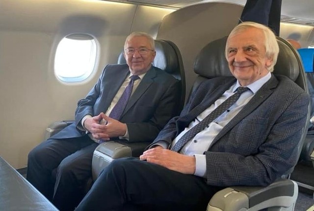 Środa, 16 lutego. Poseł Krzysztof Lipiec oraz wicemarszałek Ryszard Telecki na pokładzie rządowego samolotu udającego się do Kijowa.