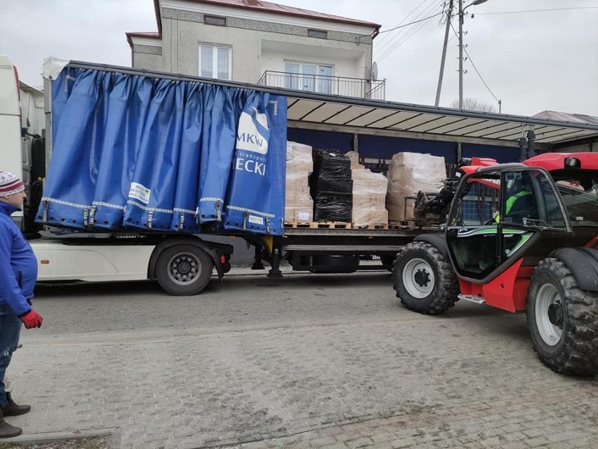 Pomoc dla Ukrainy. Prawie 15 ton żywności, odzieży i innych rzeczy zebranych w siedmiu gminach powiatu ostrołęckiego, pojedzie na Ukrainę