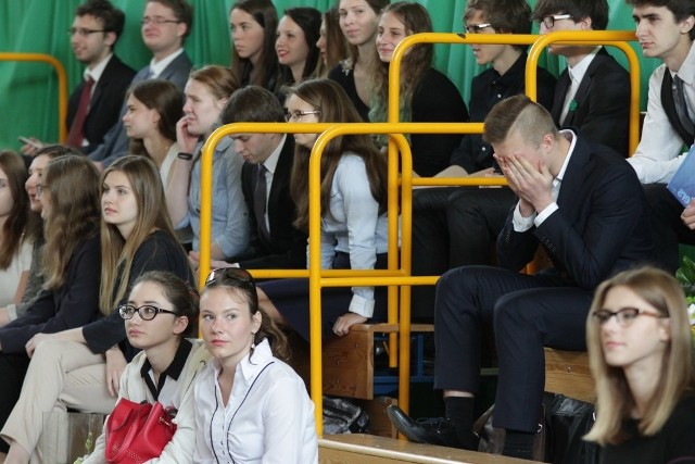 We wtorek świadectwa maturalne odebrali m. in. uczniowie XVI Liceum Ogólnokształcącego na Krzesinach w Poznaniu