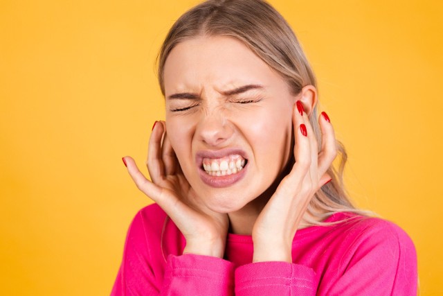 Swędzenie uszu jest dokuczliwą dolegliwością, która mimo uporczywego charakteru, często bywa bagatelizowana.