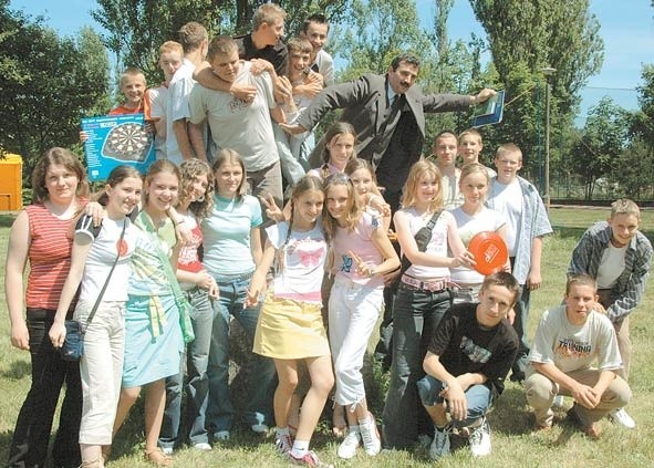 Tak z głównej wygranej w TopGim 6 cieszyli się gimnazjaliści z Bądkowa. Nad nimi - wychowawca Józef Nowakowski.