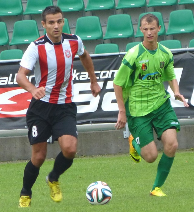 Piłkarze Stali Stalowa Wola (z prawej Mateusz Argasiński) zremisowali w sparingu z Resovią Rzeszów.