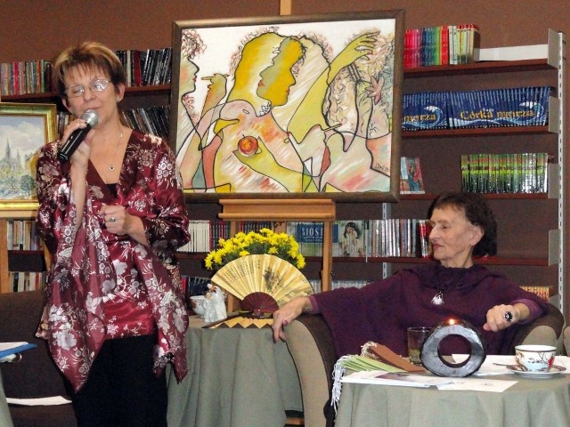 Na środowym spotkaniu w bibliotece była miła atmosfera. Na zdjęciu od lewej poetki Bronisława Sibiga i Irena Grabowiecka