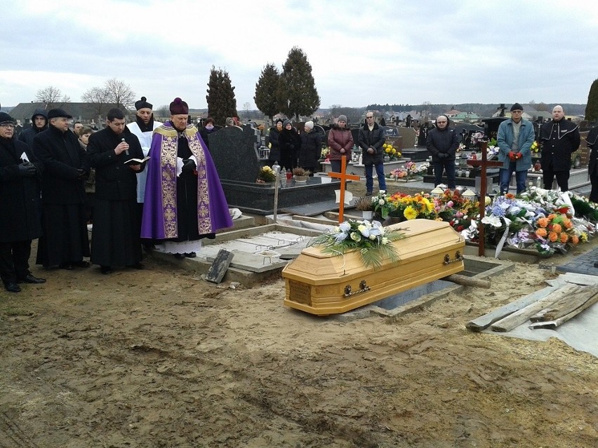 Uroczystości pogrzebowe odbyły się w Szmurłach, gdzie ks....