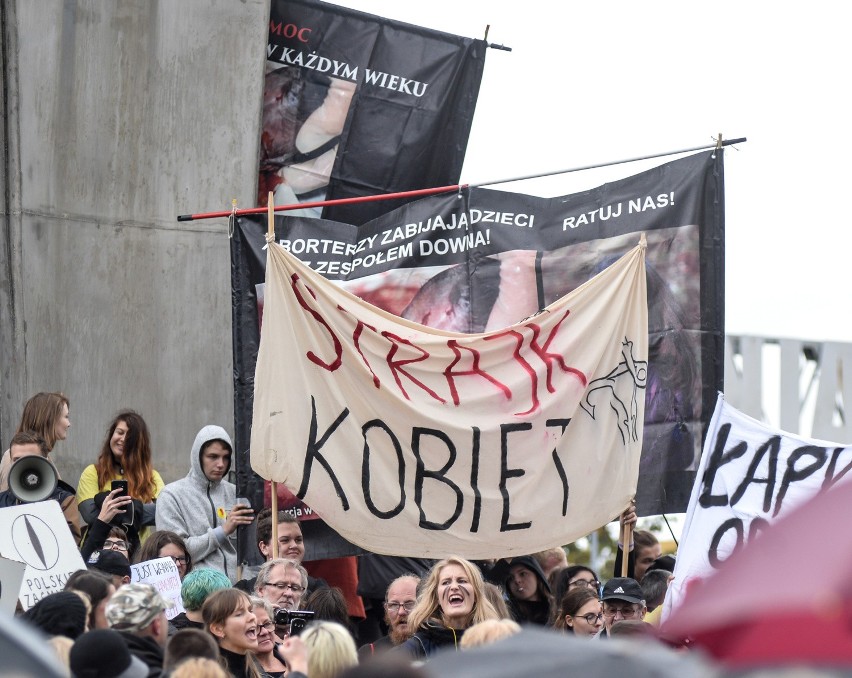 Czarny protest na placu Solidarności w Gdańsku