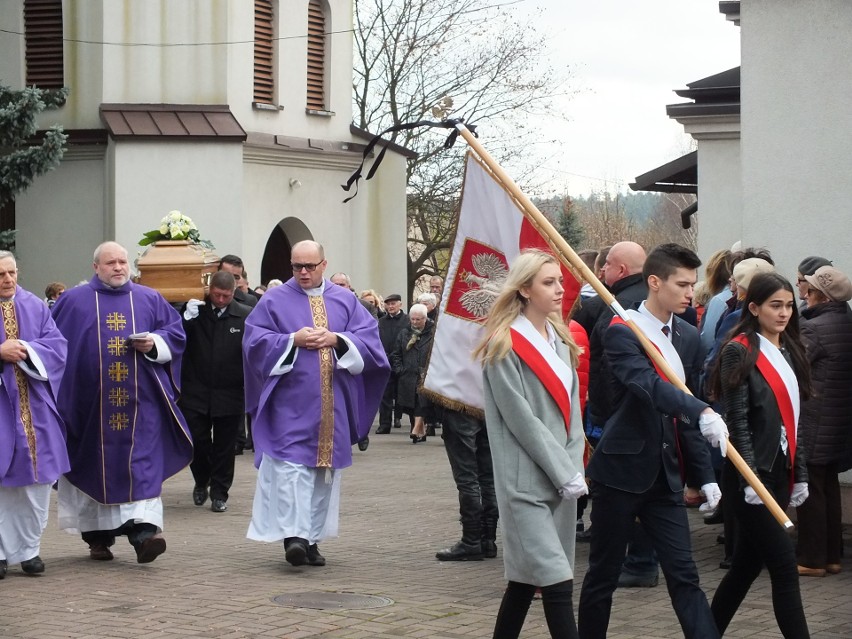 Kondukt żałobny z kaplicy przedpogrzebowej do kościoła...