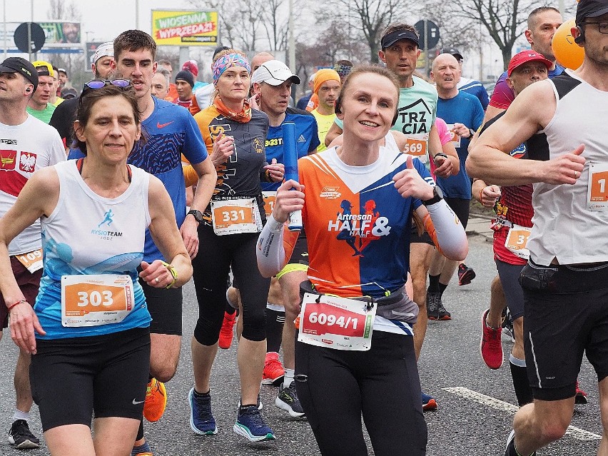 11. DOZ Maraton Łódź 2023. Biegacze i kibice już na trasie Zobaczcie ZDJĘCIA. Część 1