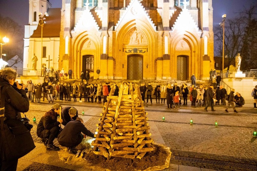 "Światło, które niesie moc" to hasło towarzyszące...