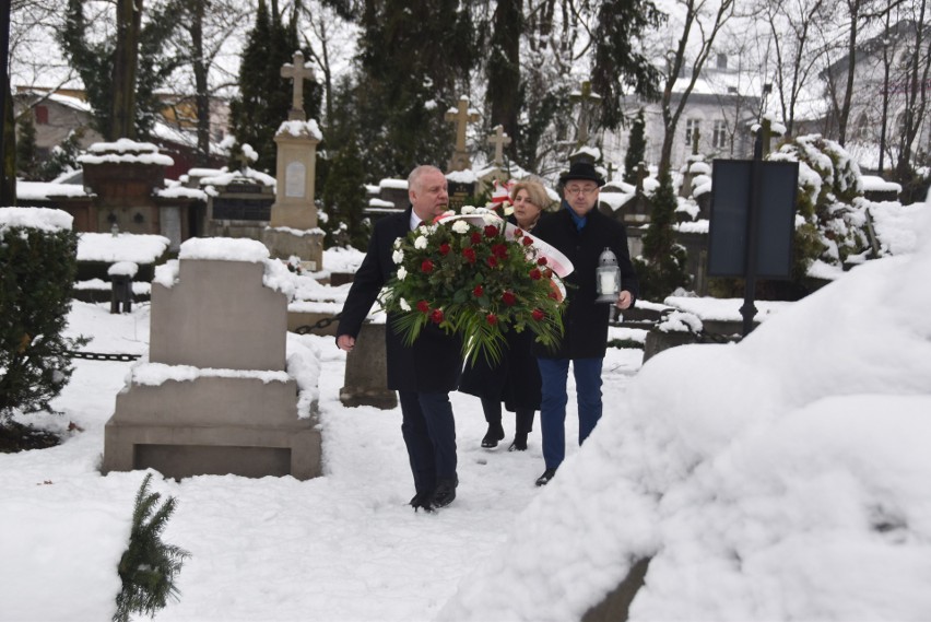 Przy kopcu powstańczym na Starym Cmentarzu złożono kwiaty...