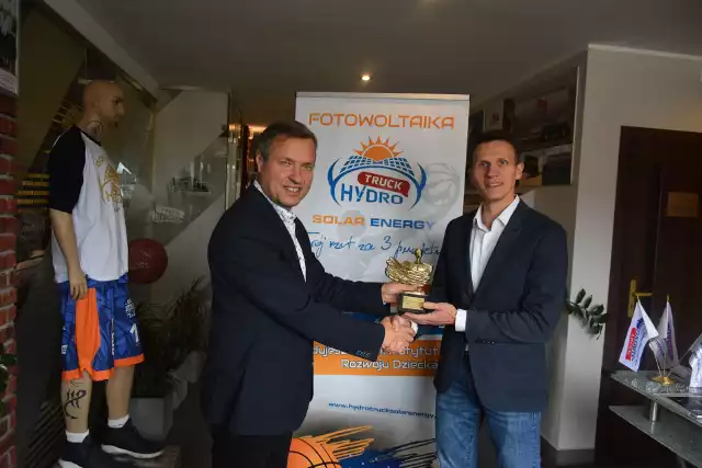 Nagrodę z rąk Sławomira Baćkowskiego, dyrektora radomskiego oddziału "Echa Dnia" odebrał Rafał Zińczuk, kierownik projektu w Hydro Truck Solar Energy.
