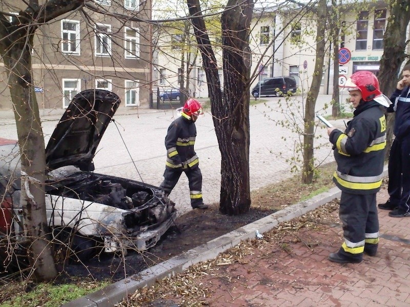 Auto spłonęło pod urzędem pracy